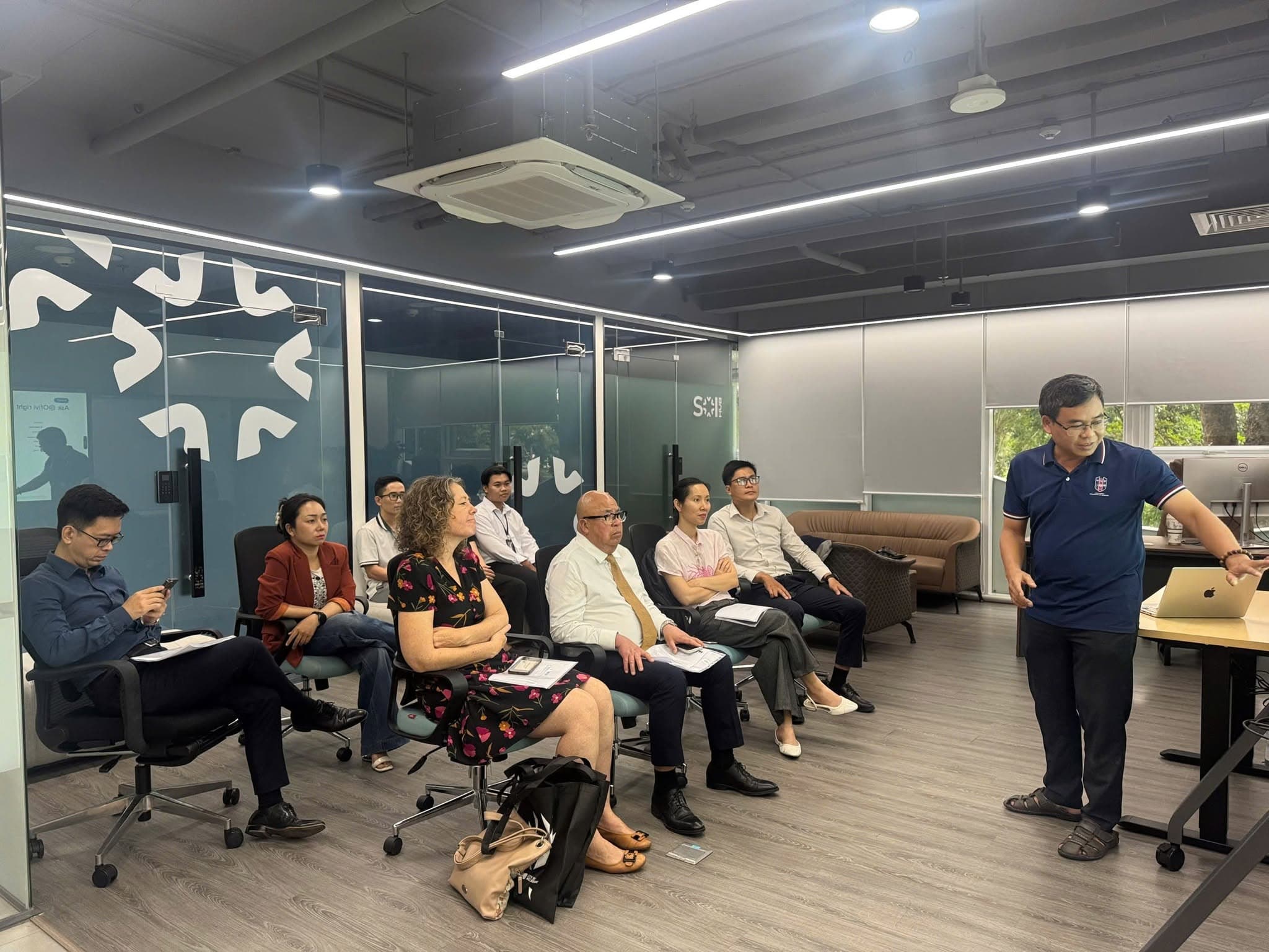 Delegates watch AILOGY’s technology presentation at the Ho Chi Minh City office.